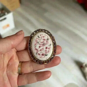 4/$100 Italian renaissance 1950 Japan  stamped gold brooch 🙌HOST PICK